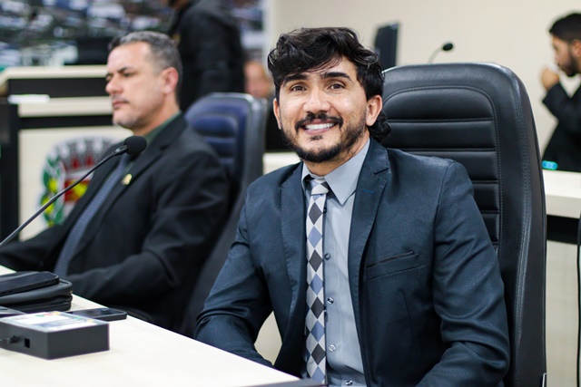 Aroldo Brito defende sinalização viária em frente ao Abrigo dos Idosos