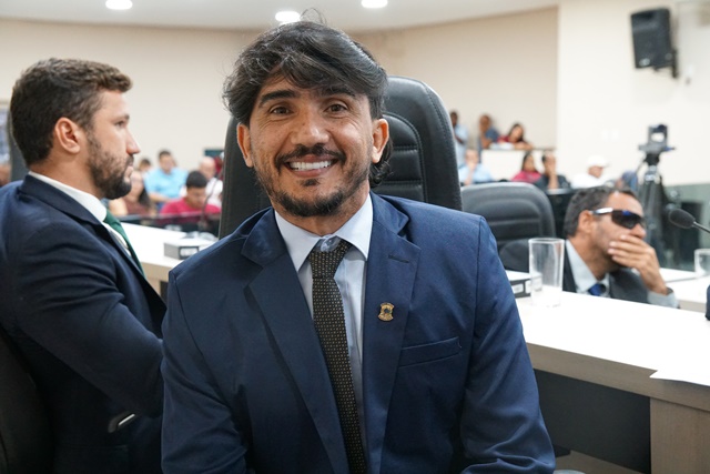 Aroldo Brito homenagem a AJECE pelos seus 32 anos de serviços prestados à comunidade