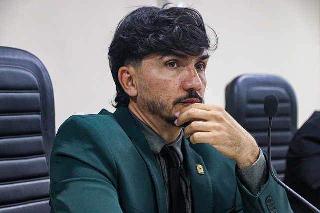 Aroldo Brito pede revitalização da praça ao lado da Creche Juju Borges