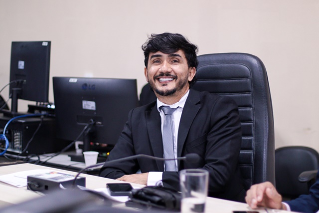 Aroldo Brito propõe desconto no IPTU para quem adotar animais de estimação via ONGs