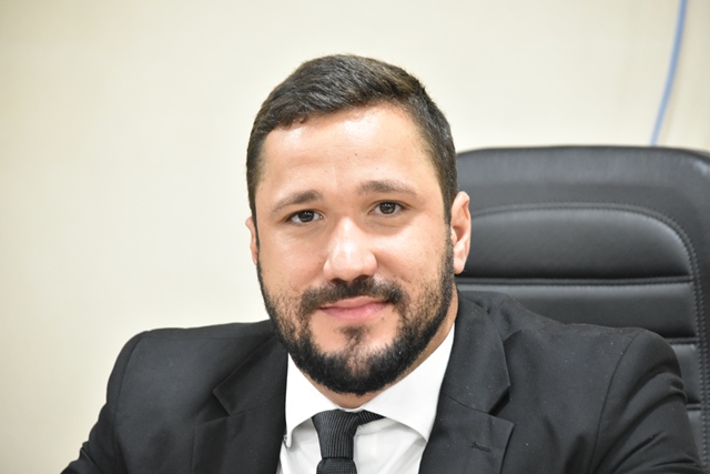 Bui Bulhões homenageia juiz Marcos Ledo com o Título de Cidadania Jequieense