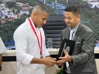Diego Santos recebe mais importante honraria de Jequié por iniciativa do vereador Tinho