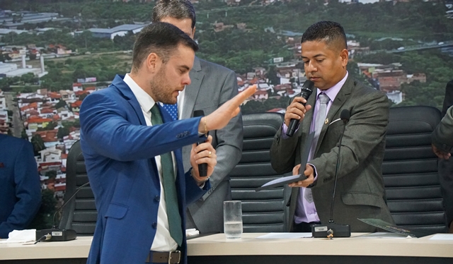 Flavinho Santana é empossado prefeito de Jequié em ato conduzido pela Câmara Municipal