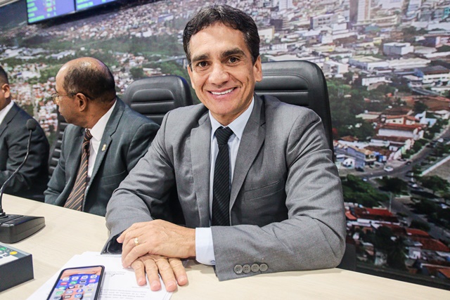 Gutinha apresenta proposta para garantir vagas a taxistas das cidades vizinhas no Ceavig