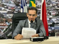 Gutinha pede conclusão da rede de esgoto e concretagem da avenida principal do Baixão