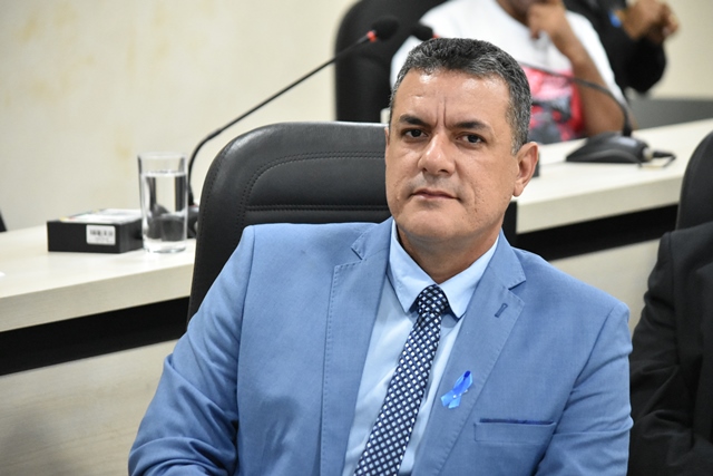 Helder da Agrorural solicita requalificação do canteiro central da Av. José Moreira Sobrinho