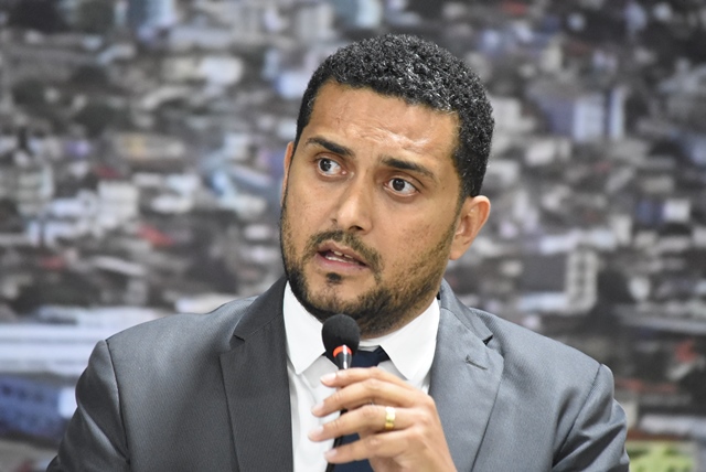 João Paulo quer dotar campo de futebol na Rua D, no Jequiezinho, de alambrado e arquibancada