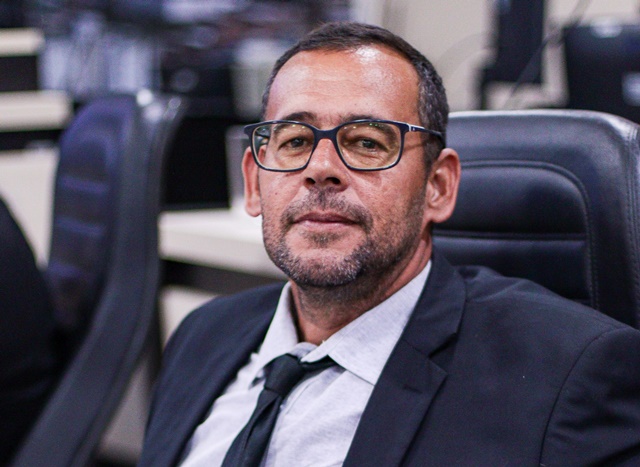 Junior de Marcia de Xexeu requer ponto de ônibus para o fim de linha da Urbis