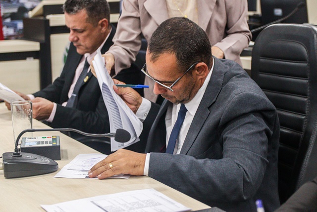 Junior de Marcia de Xexeu solicita drenagem e pavimentação asfáltica da Av. Rio-Bahia