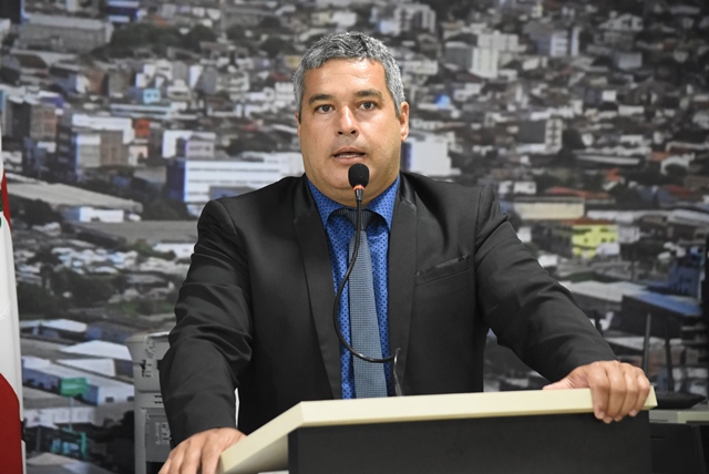 Marcinho cobra projeto de paisagismo e jardinagem nas margens do Rio Jequiezinho