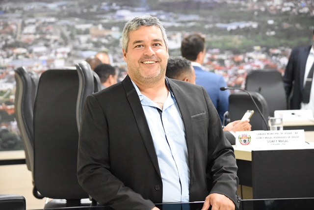 Marcinho defende substituição das lâmpadas tradicionais por LED nas ruas do Parque das Algarobas