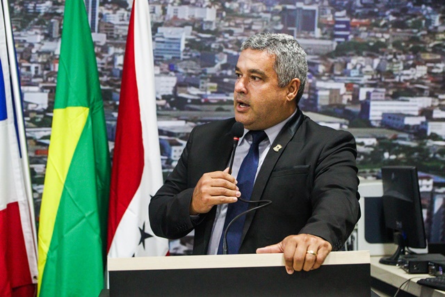 Marcinho propõe requalificação total da Escola Municipal Adolfo Ribeiro