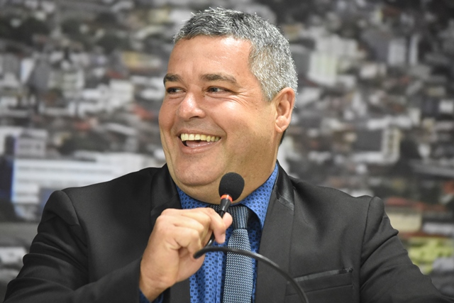 Marcinho solicita construção de drenagem e pavimentação asfáltica da Rua Perdizes