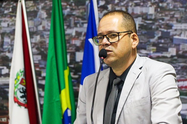 Marcos do Ovo reivindica reforma e modernização do campo de futebol localizado ao fundo do Estádio Municipal