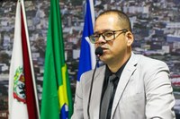 Marcos do Ovo reivindica reforma e modernização do campo de futebol localizado ao fundo do Estádio Municipal