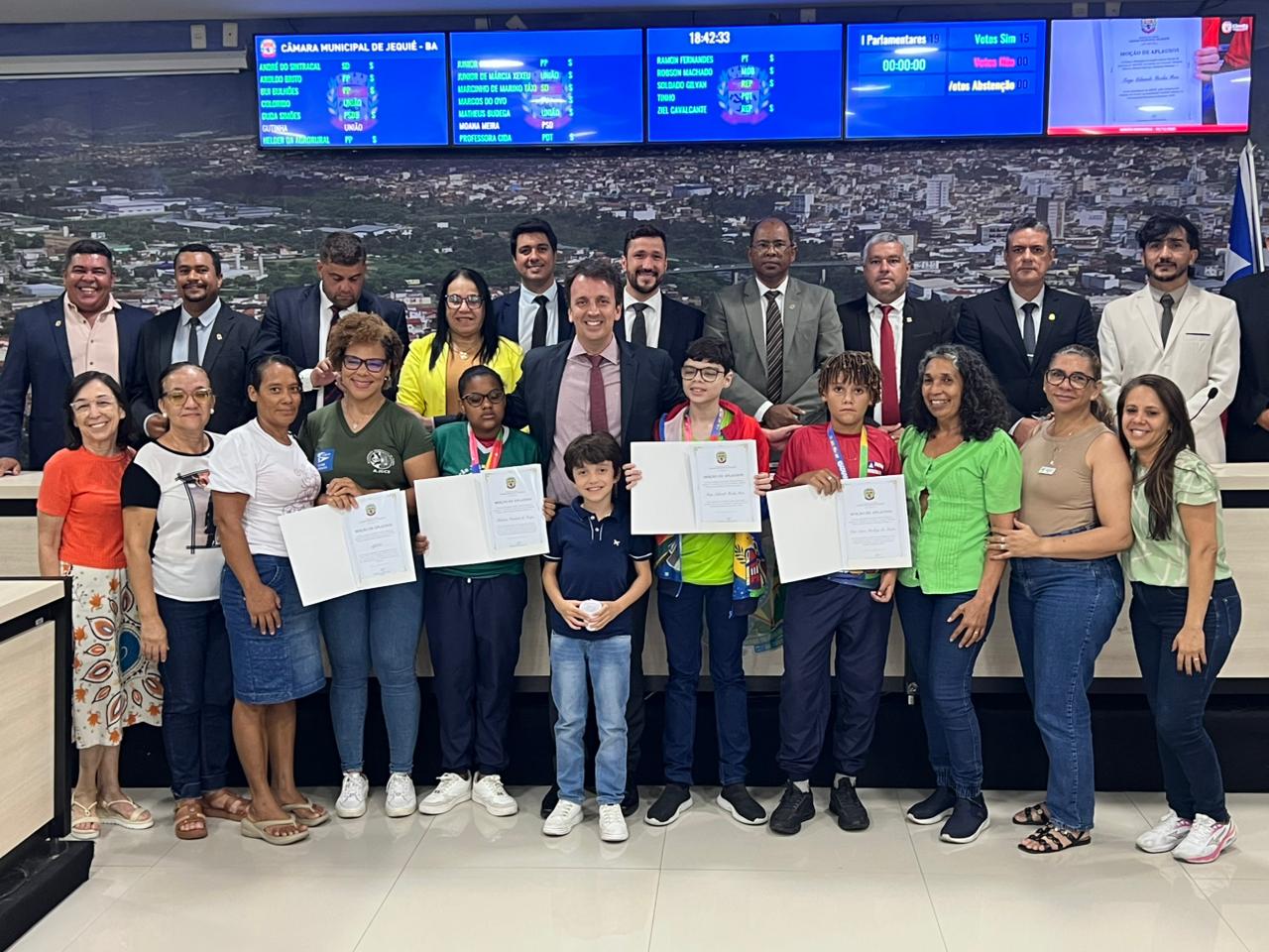 Matheus Budega homenageia atletas da AJECE por medalhas nas Paralimpíadas Brasileira Escolares