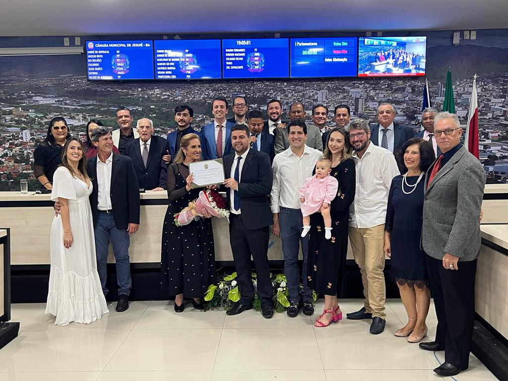 Mércia Moura Ribeiro recebe Titulo de Cidadania Jequieense das mãos do vereador Ramon Fernandes