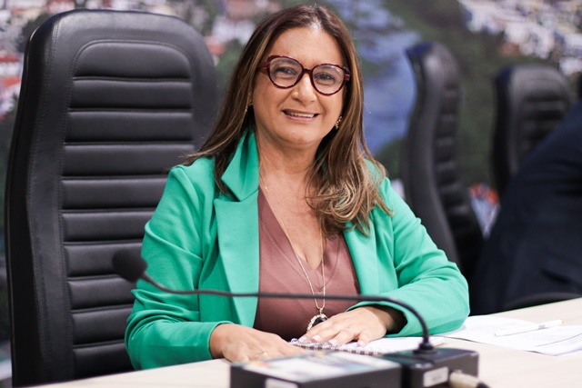 Moana Meira homenageia 95 FM pelos seus 39 anos de existência