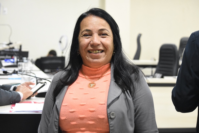 Professora Cida reivindica aquisição de veículo adaptado para a ADEFIJ 