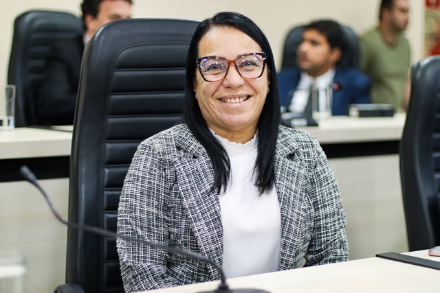 Professora Cida reivindica Creche de Tempo Integral e Quadra Poliesportiva para o Jardim Tropical