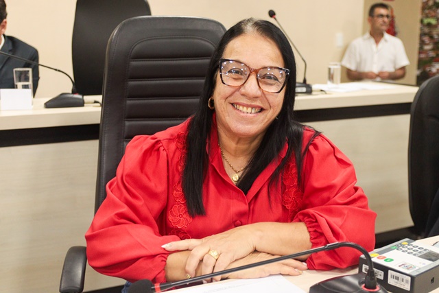 Professora Cida solicita melhorias significativas para praça esportiva do Brasil Novo