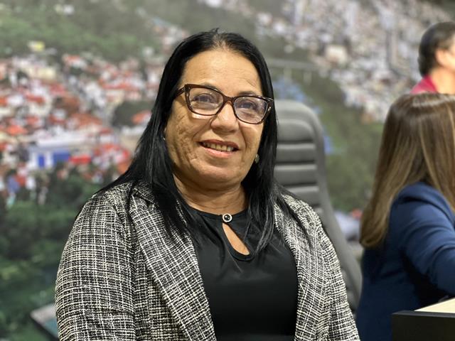 Professora Cida solicita pavimentação asfáltica da Rua Lélis Piedade