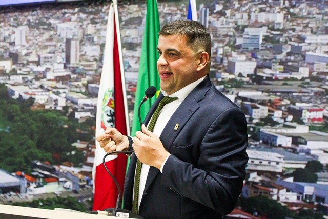 Ramon Fernandes homenageia Jeandro Laytynher Ribeiro com Título de Cidadania Jequieense