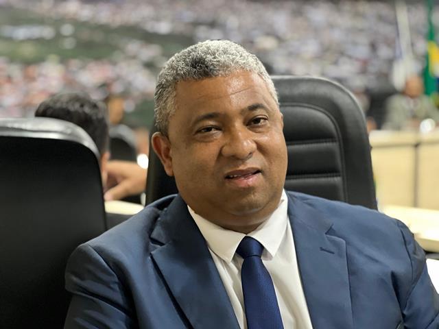 Robson Machado defende cobertura da quadra do Cansanção e melhorias do ponto de ônibus