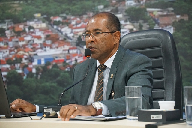Soldado Gilvan defende academia ao ar livre na Praça Luiz Gonzaga no Jequiezinho
