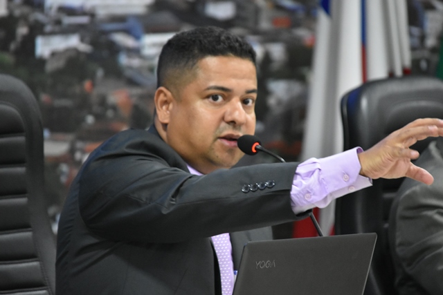 Tinho defende asfaltamento e modernização da iluminação da Av. Beira Rio