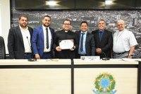 Título de Cidadão Jequieense é entregue ao padre Jânio Cunha