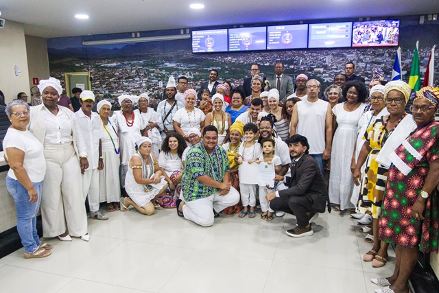 Aroldo Brito entrega Moção de Aplausos reconhecendo a luta dos Povos Tradicionais de Terreiro de Matriz Africana