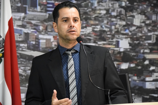 Vereador Colorido reivindica pavimentação de ruas do bairro KM 4 