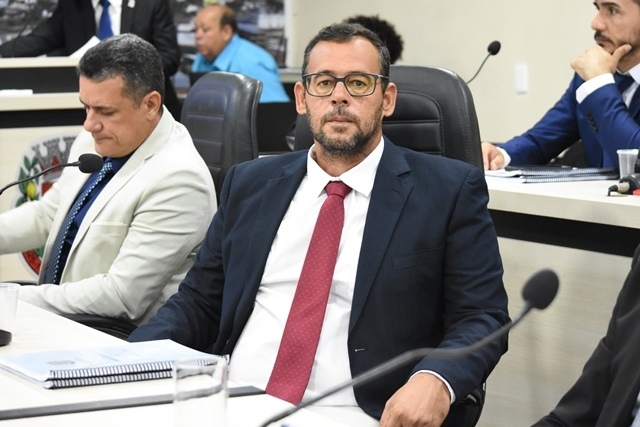 Vereador Junior de Márcia de Xexeu solicita pontos de ônibus no Curral Novo