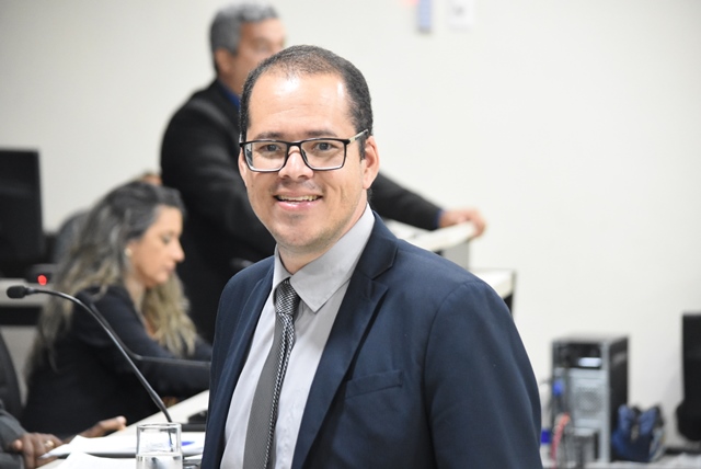 Vereador Marcos do Ovo reivindica construção de praça em frente ao TRE