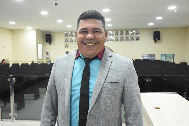 Ziel Cavalcante reivindica abrigos voltados para pais de alunos na área interna de escolas municipais