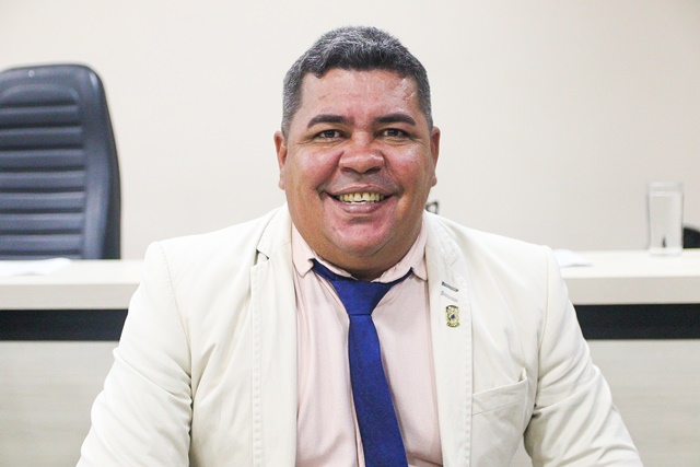 Ziel Cavalcante solicita pontos de ônibus climatizados e com Wi-Fi